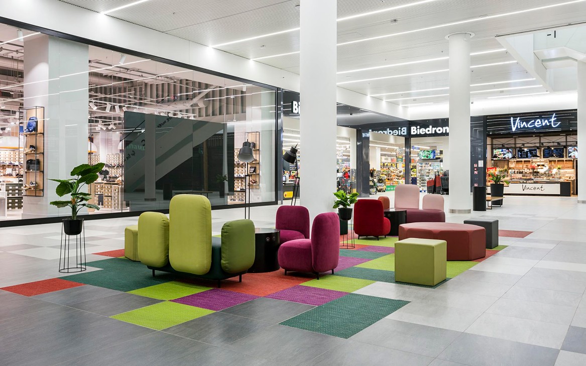 Interior features and rest areas in Galeria Młociny Interior features and rest areas in Galeria Młociny